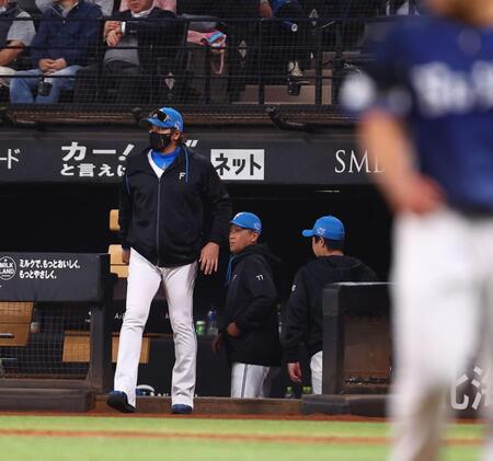 ７回、平良（右）から点を奪えず、選手交代を告げる新庄監督（撮影・中島達哉）