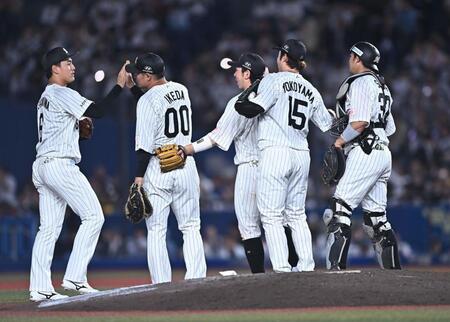 オリックスに打ち勝ちタッチを交わす西川（左端）らロッテナイン（撮影・開出牧）