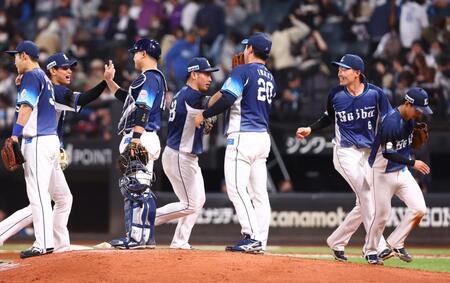 日本ハムに勝利をあげ、タッチを交わす西武ナイン（撮影・中島達哉）