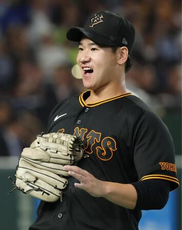 ４回を抑え、笑顔でベンチに戻る井上