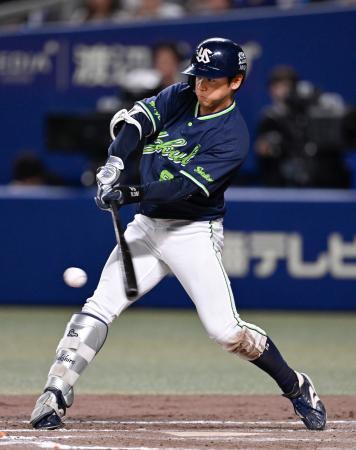 　８回ヤクルト２死二、三塁、岩田が二塁へ逆転の２点内野安打を放つ＝バンテリンドーム