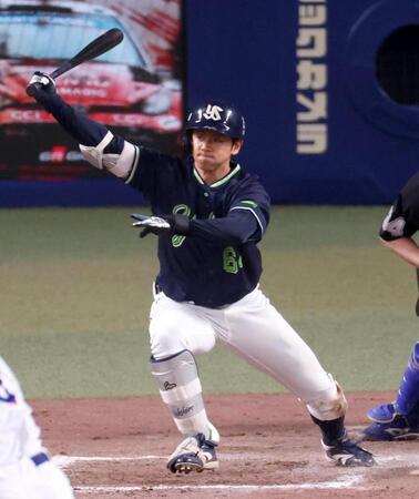 ８回、岩田が二塁２点内野安打を放つ