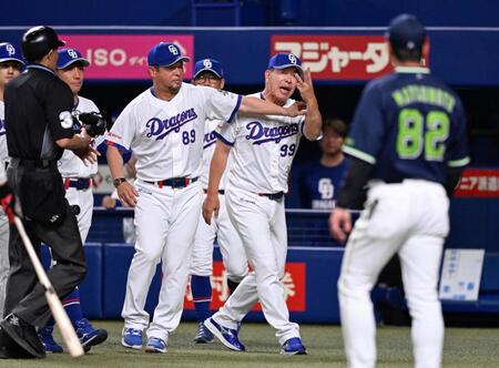 ９回、ボスラーが死球を受け、ベンチを出て声を上げる井上監督（奥右端）