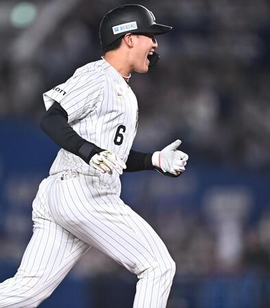 ７回、勝ち越しの左越え３ランを放ち笑顔でホームへ向かう西川（撮影・開出牧）