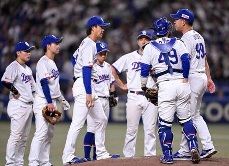 ８回、ヤクルトに逆転を許し、降板する杉浦（左から３人目）。右端は井上監督