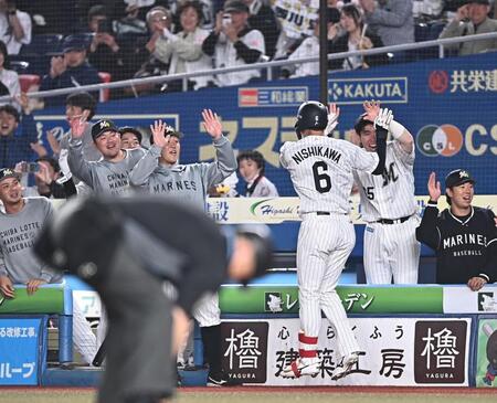 ７回、勝ち越しの左越え３ランを放ちナインとタッチを交わす西川（６）＝撮影・開出牧