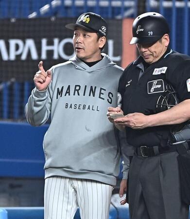７回、投手交代を告げるサブロー監督（撮影・開出牧）