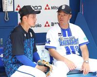 　試合前、相川監督（右）と話し込む松尾