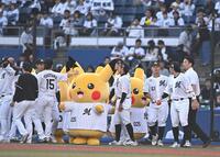 試合前、ロッテナインと触れ合うマリーンズユニホーム姿のピカチュウ（撮影・開出牧）