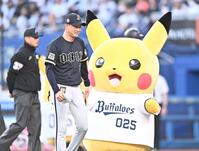 ピカチュウを従えてメンバー表交換を行った岸田監督（撮影・開出牧）