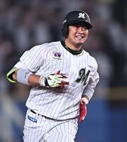 ３回、右越え２ランを放ち笑顔でペースを回る佐藤（撮影・開出牧）