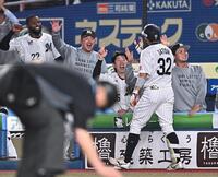 ３回、右越え２ランを放ちナインとタッチを交わす佐藤（撮影・開出牧）