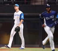 ６回、先制を許した達（左）＝撮影・中島達哉