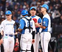 ６回、ピンチでマウンドに集まる達（右）ら日本ハムナイン（撮影・中島達哉）