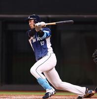 ７回、２点適時二塁打を放つ長谷川（撮影・中島達哉）
