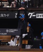 ８回、体を伸ばす新庄監督（撮影・中島達哉）