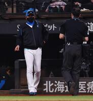 ６回終了後、選手交代を告げる新庄監督（左）＝撮影・中島達哉