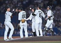 オリックスに打ち勝ちタッチを交わす西川（左端）らロッテナイン（撮影・開出牧）
