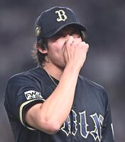 ７回に西川に勝ち越し３ランを打たれ鼻をつまんで悔しがる山崎（撮影・開出牧）