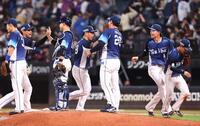 日本ハムに勝利をあげ、タッチを交わす西武ナイン（撮影・中島達哉）