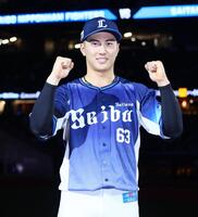 ガッツポーズで記念撮影に応じる長谷川（撮影・中島達哉）