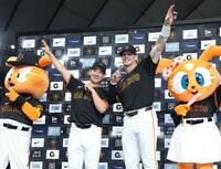 ポーズをきめる井上とキャベッジ（撮影・金田祐二）