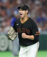 ８回、代打・蝦名を三ゴロにしとめ、ほえる井上（撮影・金田祐二）