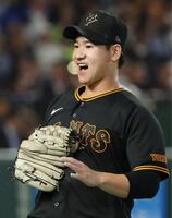 ４回を抑え、笑顔でベンチに戻る井上