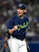 ３回、ピンチで高橋周を見逃し三振に仕留め、ガッツポーズする高梨