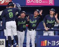 ８回、岩田の二塁２点内野安打で生還した茂木を出迎える池山監督（中央）