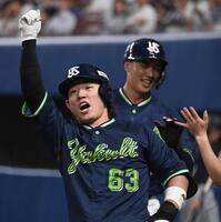 ９回、代打増田が右越え２点本塁打を放ち、ポーズを決める