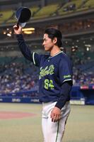 スタンドの声援に応える勝ち越し打の岩田