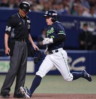 ８回、岩田の二塁２点内野安打で生還する二走並木