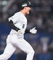 ７回、勝ち越しの左越え３ランを放ち笑顔でホームへ向かう西川（撮影・開出牧）