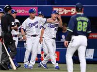 ９回、ボスラーが死球を受け、ベンチを出て声を上げる井上監督（奥右端）