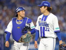 　２回、無失点に抑えた入江（右）と松尾のバッテリー（撮影・伊藤笙子）