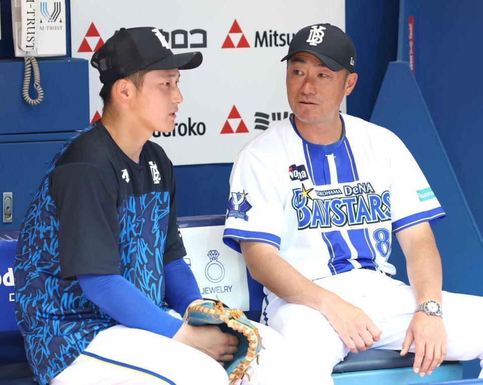 　試合前、相川監督（右）と話し込む松尾