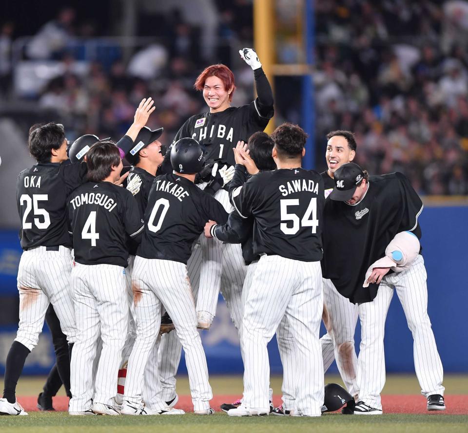 ９回、逆転サヨナラの右越え適時二塁打を放ちナインから祝福を受けるロッテ・藤原＝４月３日