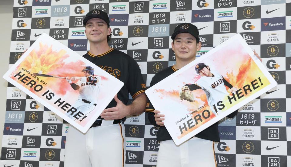 月間ベストヒーロー賞を受賞したダルベックと竹丸（撮影・金田祐二）