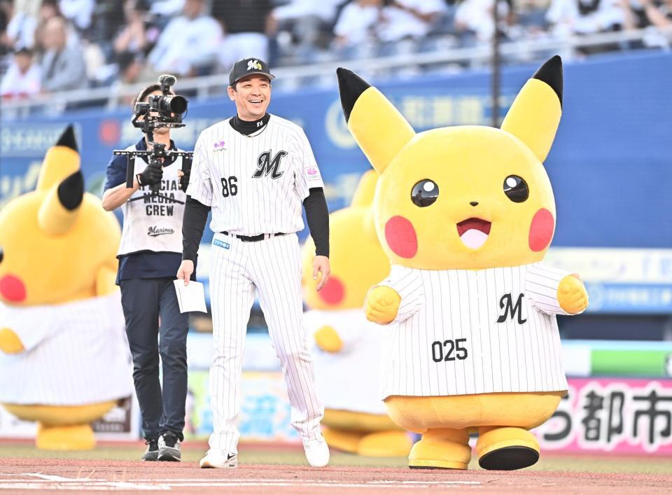 ピカチュウを従えてメンバー表交換に登場したサブロー監督（撮影・開出牧）