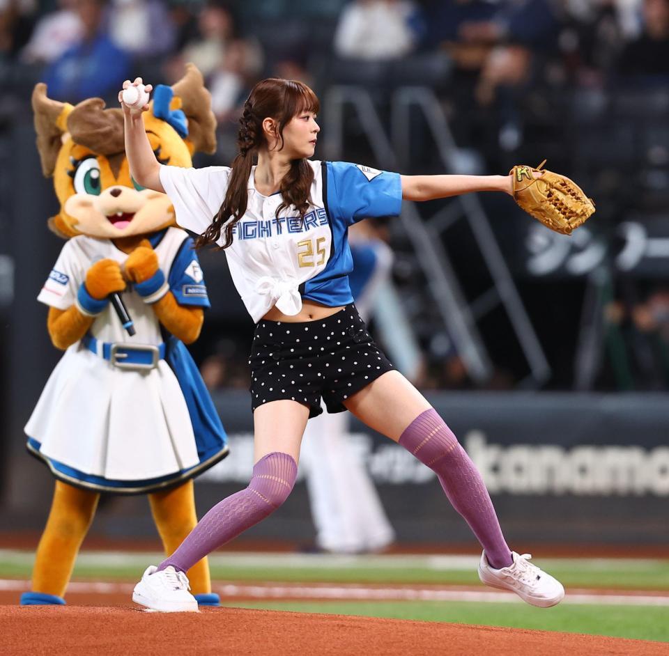ファーストピッチセレモニーで投球するＥＬＳＥＥ・ＡＫＡＲＩ（撮影・中島達哉）