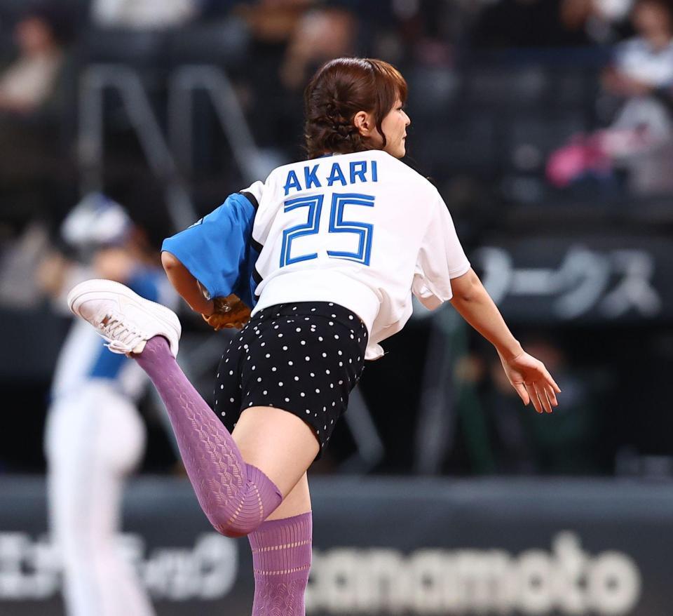 ファーストピッチセレモニーで投球するＥＬＳＥＥ・ＡＫＡＲＩ（撮影・中島達哉）