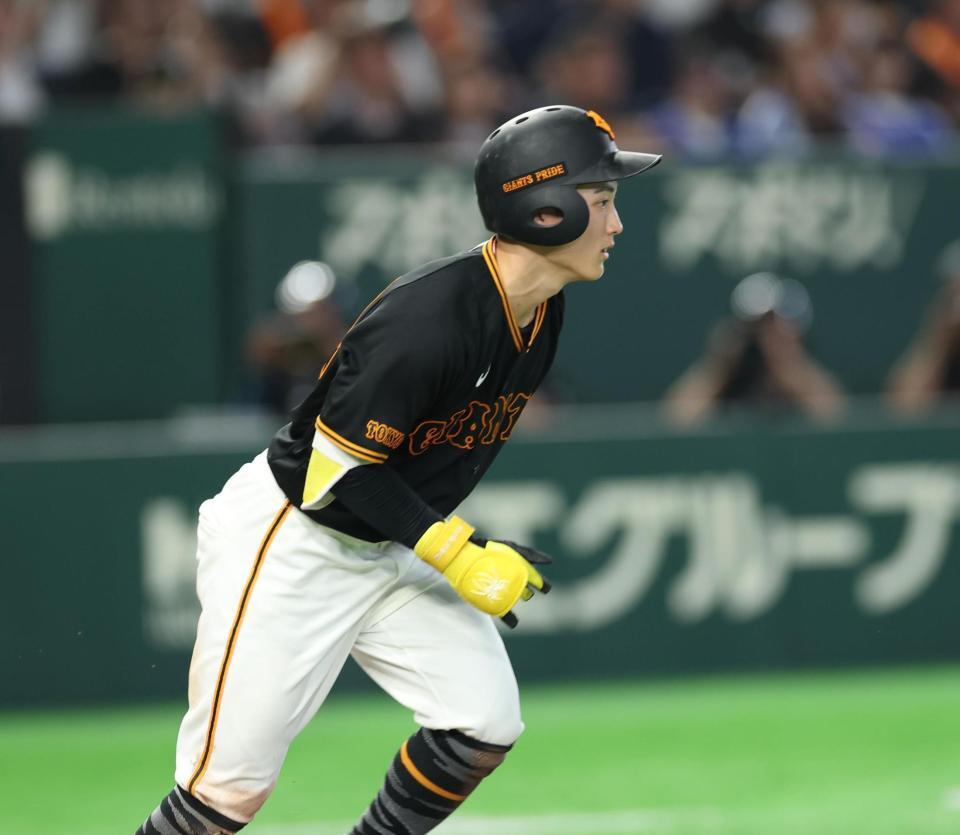７回、スイングしバットを離してしまった浦田（撮影・金田祐二）