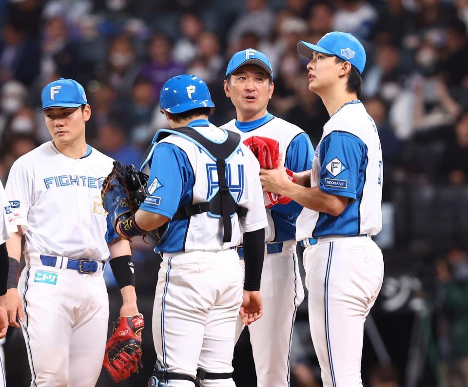 ６回、ピンチでマウンドに集まる達（右）ら日本ハムナイン（撮影・中島達哉）