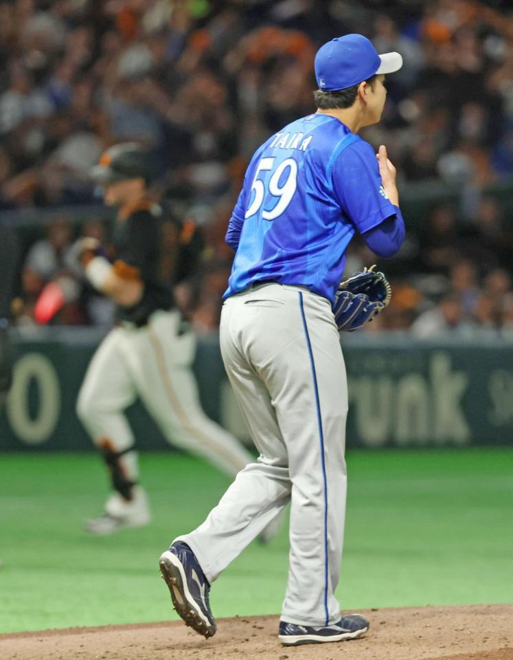 ５回、キャベッジ（左）に先制ソロを許した平良
