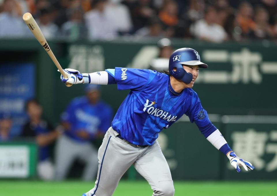 ４回、右前打を放つ度会（撮影・金田祐二）