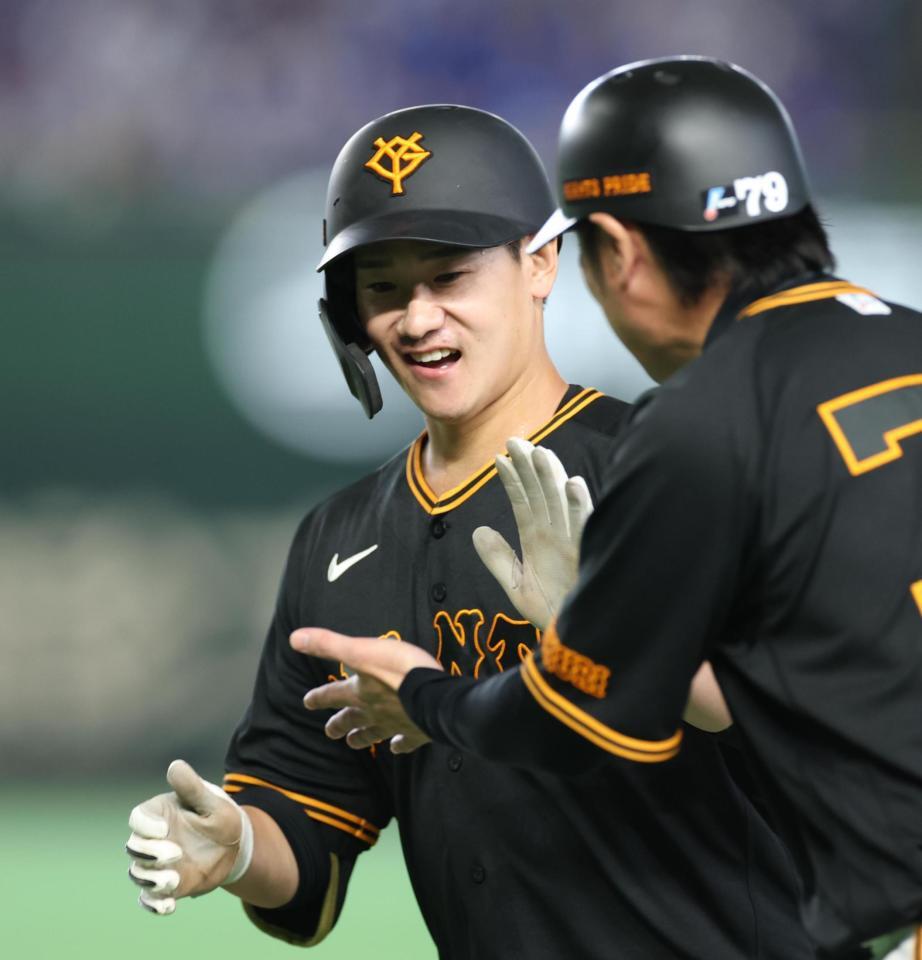 ５回、左犠飛を放ち笑顔の井上（撮影・金田祐二）