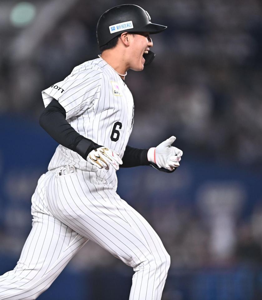 ７回、勝ち越しの左越え３ランを放ち笑顔でホームへ向かう西川（撮影・開出牧）