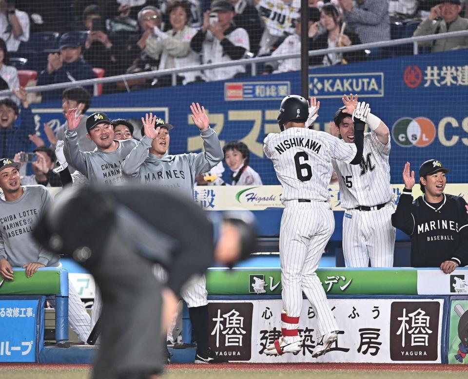 ７回、勝ち越しの左越え３ランを放ちナインとタッチを交わす西川（６）＝撮影・開出牧