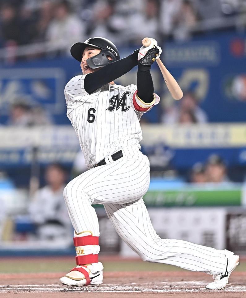 ７回、勝ち越しの左越え３ランを放つ西川（撮影・開出牧）